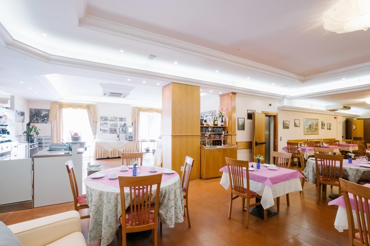 Hotel Cala Di Forno Фонтебланда Екстериор снимка