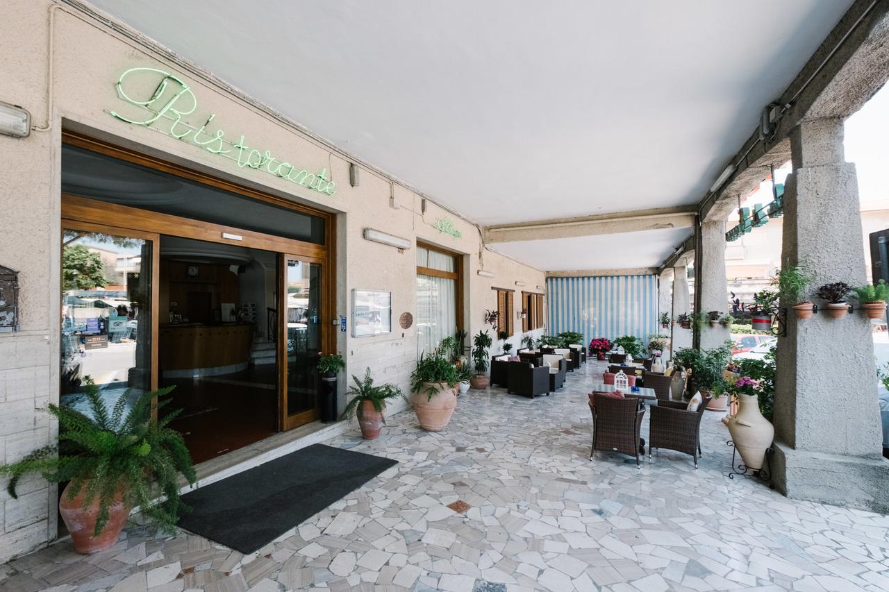 Hotel Cala Di Forno Фонтебланда Екстериор снимка